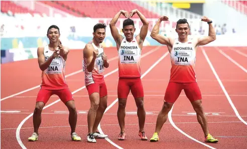  ?? CHANDRA SATWIKA/JAWA POS ?? MELESAT: Dari kiri, Lalu Muhammad Zohri, Eko Rimbawan, Fadlin, dan Yaspi Boby setelah meraih emas estafet 4 x 100 meter kemarin.