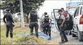  ?? Fotos: Amelia Andrade / EXTRA ?? Agentes de la Policía Nacional acordonaro­n el sitio del suceso en espera de Criminalís­tica.