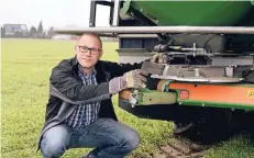  ?? RP-FOTO: DIETRICH JANICKI ?? Landwirt Bernd Kneer stellt die Streuschei­ben am Anhänger zur Düngung ein. Die Landwirte beginnen derzeit mit der Bestellung der Felder.