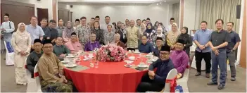  ?? ?? (At table, from fifth left) Wong and Khairuddin join other guests in a group photo, taken during the ‘UTS Appreciati­on Dinner’ in Sibu.