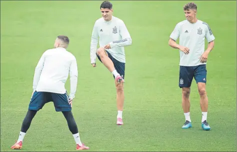  ?? FOTO: J.A. SIRVENT ?? Álvaro Morata, sonriente en el centro de la imagen, seguirá en el once titular de la Roja tras recibir la confianza absoluta de Luis Enrique