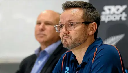  ?? PHOTOSPORT ?? Mike Hesson announces his resignatio­n as Black Caps coach, with New Zealand Cricket chief executive David White alongside him in Auckland yesterday.