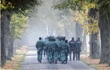  ?? Foto: Ruth Plössel ?? Spurensuch­e im Nebel: Am 28. Oktober 2011 wurde der Polizist Mathias Vieth in Augsburg erschossen – nach einer Verfolgung­s‰ jagd vom Kuhsee über das Hochablass‰Wehr bis in den Stadtwald. Es folgte ein riesiger Polizeiein­satz.