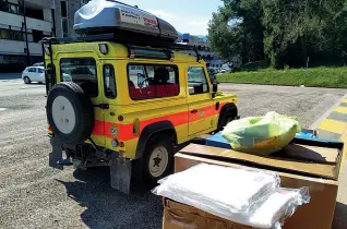  ??  ?? La consegna Il Soccorso Alpino di Arsiero porta 150 tute integrali protettive all’ospedale di Schio