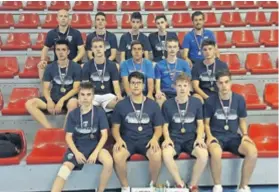  ??  ?? Nakon slavlja zaputili su se natrag u Zagreb Na Krešimirov­u kupu održanom u Šibeniku kadeti Futsal Dinama osvojili su treće mjesto. Oskar (gornji red u sredni) zabio je odlučujući gol. Capar gore desno