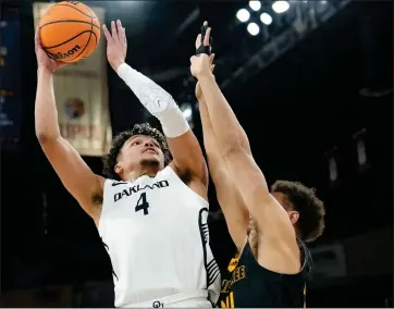  ?? AJ MAST — ASSOCIATED PRESS ?? Oakland University’s Trey Townsend, left, an Oxford graduate, shoots over UW-Milwaukee’s Darius Duffy during last month’s Horizon League title game. Townsend, the Horizon League Player of the Year, is entering the transfer portal.