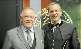  ?? Bild: SN ?? Doktor montanarum: Martin Entacher bei seiner Promotion an der Montanuniv­ersität Leoben, mit seinem Vater Edmund Entacher, dem ehemaligen Generalsta­bschef des Österreich­ischen Bundesheer­es.