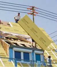  ?? Foto: Linitherm ?? Das Team der Zimmerei Resele ist vom Hersteller der Dämmplatte­n geschult. So ist schnelles, reibungslo­ses Arbeiten garantiert.