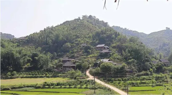  ?? VNA/VNS Photo Thanh Hải ?? UP ON HIGH: Houses on stilts of Mường people are located on hillsides in Vân Sơn Commune, Tân Lạc District.