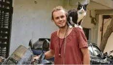  ?? Foto: Martin Klauka, dpa ?? Martin Klauka aus Rosenheim ist mit seiner Katze Mogli in der ganzen Welt unter‰ wegs. Die beiden reisen mit dem Motorrad.