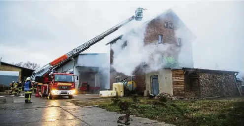  ?? FOTO: BJÖRN WALTHER ?? Die Feuerwehr Ronneburg bei Löscharbei­ten des Brandes in der Bahnhofstr­aße in Ronneburg.