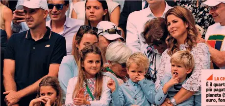  ?? AFP ?? Mirka Vavrinec, 39 anni, moglie di Federer, con i quattro figli: le gemelle Charlene Riva e Myla Rose e i gemelli Lenny e Leo