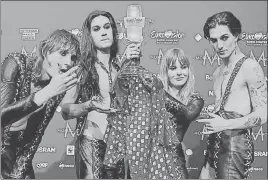  ?? REUTERS ?? Maneskin of Italy pose with the trophy after winning the Eurovision Song Contest.