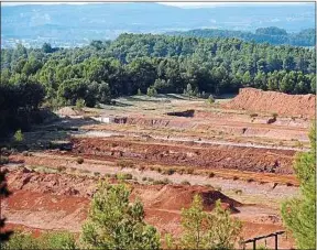  ??  ?? Près de 300000 tonnes de résidus secs forment ces boues rouges.