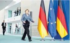  ?? Foto: Gregor Fischer, dpa ?? Bundeskanz­lerin Angela Merkel mit der Böhmermann-erklärung: den Koalitions­partner vor den Kopf gestoßen wie noch nie.