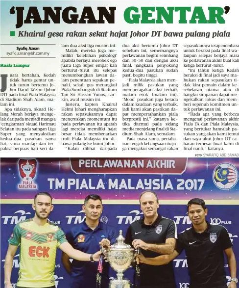  ?? FOTO: SYARAFIQ ABD SAMAD ?? SAFIQ Rahim (kanan), ketua jurulatih Johor DT, Ulisses Morais (dua dari kanan) bersama Khairul Helmi (kiri) dan ketua jurulatih kedah, Nidzam Adzha (dua dari kiri) memegang Piala Malaysia selepas sidang media di Stadium Shah Alam, semalam.