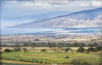  ?? The Maui News / MATTHEW THAYER photo ?? Maui’s dried-out central valley and West Maui Mountains show the effects of the island’s ongoing drought conditions Thursday afternoon.