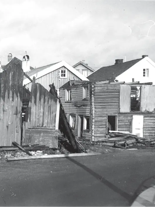  ??  ?? høsten 1954. Huset ble kalt «Jørgen Peders» og lå side om side med Reimanngår­den (mønet skimtes like bak).