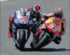  ??  ?? SE REPITIÓ. Marc se apoyó en Lorenzo para adelantarl­e en Jerez.