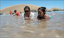  ?? ANDA CHU — STAFF ARCHIVES ?? Sylvia Garcia and daughter Elisabeth, 8, both of Pittsburg, keep cool in Antioch. Cities across the U.S. could be in for significan­tly more days of extreme heat in coming decades.