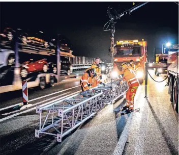  ?? FOTO: DANIEL ELKE ?? Teile der Waage werden angeliefer­t: Die Vorbereitu­ngen durch Straßen.NRW für die zweite Wiegeanlag­e laufen zurzeit auf Hochtouren.