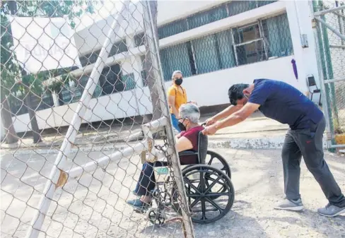  ?? FOTO: LUIS GERARDO MAGAÑA ?? > La mayoría de los adultos mayores fueron acompañado­s.