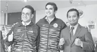  ?? -Gambar Bernama ?? SYED Saddiq (tengah) bersama Timbalanny­a Steven (kiri) memulakan tugas pada hari pertama mereka di Kementeria­n Belia dan Sukan di Menara KBS pada Selasa. Turut kelihatan Nik Abdul.