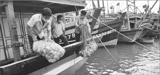  ?? ?? Túi đựng rác được ngư dân Cảnh Dương gắn sau đuôi tàu.