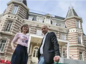  ??  ?? Lerares Annemie Defoort en directeur Geert De Sitter voor het Merksemse stuk erfgoed. De renovatie is bijna afgerond.