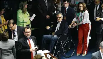  ?? Ailton de Freitas/Agência O Globo ?? O senador Ronaldo Caiado (DEM-GO), de cadeira de rodas, votou contra Aécio Neves