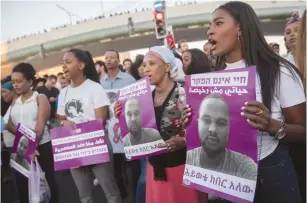  ?? (Yonatan Sindel/Flash90) ?? ETHIOPIAN-ISRAELIS and supporters protest in Jerusalem yesterday following the death of 19-year-old Solomon Tekah, who was shot and killed by an off-duty police officer on Sunday.