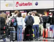  ??  ?? Chaos am Air-Berlin-Schalter: Durch Krankmeldu­ngen fiel nahezu jeder siebte der geplanten 750 Flüge aus.