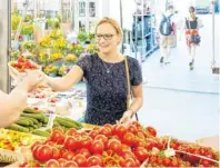  ??  ?? Anna Hienle kauft häufig auf dem Augsburger Stadtmarkt ein – ganz frisch aus der Region.