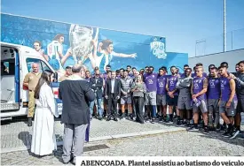  ??  ?? ABENÇOADA. Plantel assistiu ao batismo do veículo