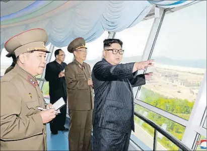  ?? KCNA / REUTERS ?? El líder norcoreano con Kim Su Gil (tercero por la izquierda), nombrado director del Buró Político