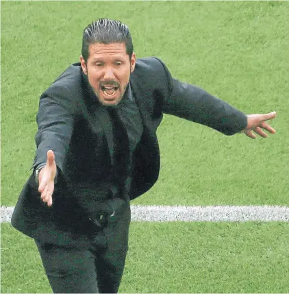  ?? FOTO: EFE ?? Diego Simeone vivió a pleno el partido desde el borde de la cancha.