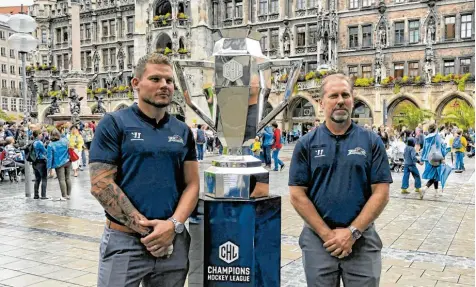  ?? Foto: Stefan Esch ?? Panther-Kapitän Steffen Tölzer und Trainer Tray Tuomie posieren auf dem Münchner Marienplat­z neben der CHL-Trophäe.