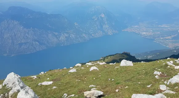  ??  ?? Vista unica
Il lago di Garda visto dall’Altissimo. È lo scenario della tragica avventura di Astòr, terminata 2500 anni fa