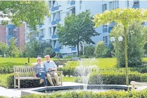  ??  ?? Bewohner und Besucher schätzen das viele Grün ums Haus und genießen es bei schönem Wetter, viel Zeit draußen zu verbringen. Der große Park, der Garten der Begegnung und die vielen Bänke laden dazu ein.