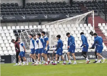  ?? A MÉRDIA ?? Jugadores del Mérida trasladan una portería en un entrenamie­nto de esta semana.