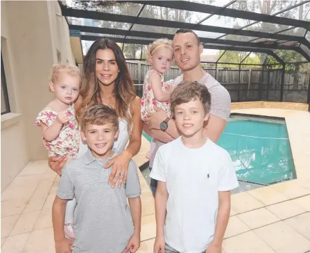  ?? Picture: MIKE BATTERHAM ?? Sophie Guidolin at her Robina home with husband Nathan Wallace and children Evie, Aria, Ryder and Kai.