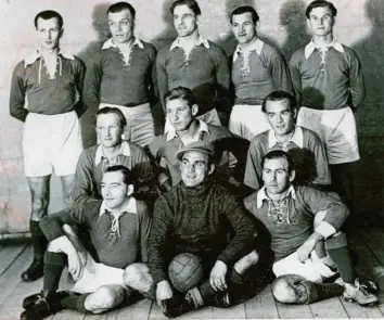  ?? Fotos: Archiv Josef Hölzle ?? Sie sorgten nach dem Zweiten Weltkrieg dafür, dass in Pfaffenhau­sen wieder der Fußball rollte: die erste Mannschaft des damals noch SV Pfaffenhau­sen um 1949/50.