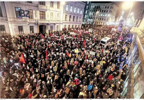  ??  ?? Mit Trommeln und Gesängen marschiert­en die Demo-Teilnehmer bei durchaus frischen Temperatur­en von der Uni zum Karlsplatz