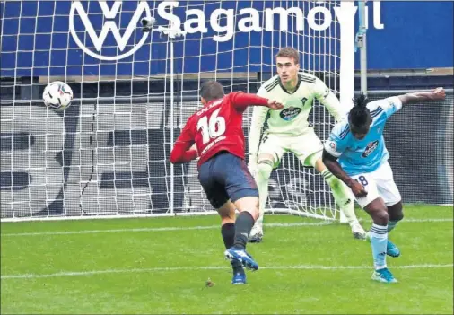  ??  ?? Calleri marcó el segundo gol de Osasuna y sentenció el partido con este cabezazo en el minuto 76.