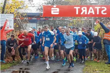  ?? Foto: Florian Engert ?? Leine hoch und los geht’s: Beim Hauptlauf über 10,6 Kilometer kamen fast 300 Läufer ins Ziel.