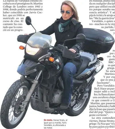  ??  ?? En moto. Danae Stratu, al igual que su marido, Yanis Varufakis, es aficionada a las motos