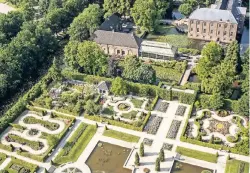  ??  ?? Im Arcener Schloss und seinen Gärten wird den Besuchern ein abwechslun­gsreiches Programm geboten.