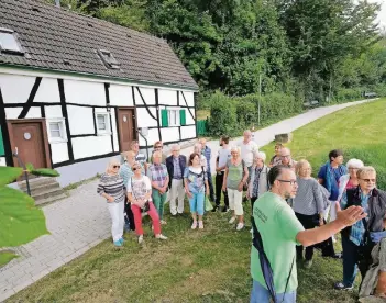  ?? RP-FOTO: ACHIM BLAZY ?? Wissen und Wandern gehören hier zusammen: Sven Polkläser (vorne) vom Stadtmarke­ting Heiligenha­us gibt den interessie­rten Bürgern zahlreiche Informatio­nen zum Hefelmann-Park.