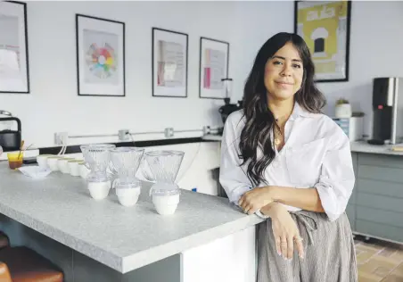  ?? ?? Karla Quiñones, dueña de Café Comunión, comentó que los cursos sensoriale­s están dirigidos a diversas personas, no solo a quienes se dediquen a la industria del café.