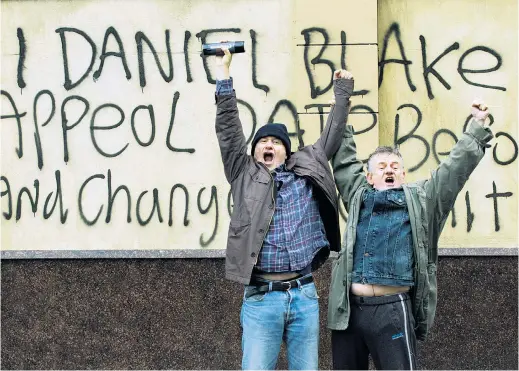  ??  ?? Nach einem frustriere­nden Vorspreche­n beim Amt greift Daniel Blake (Dave Johns, links) zu drastische­n Mitteln, um sich Gehör zu verschaffe­n – „Ich, Daniel Blake“, 20.15 Uhr, 3sat.